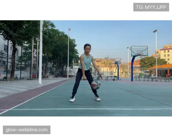 篮球运球变向规则解析：什么时候会被吹走步？