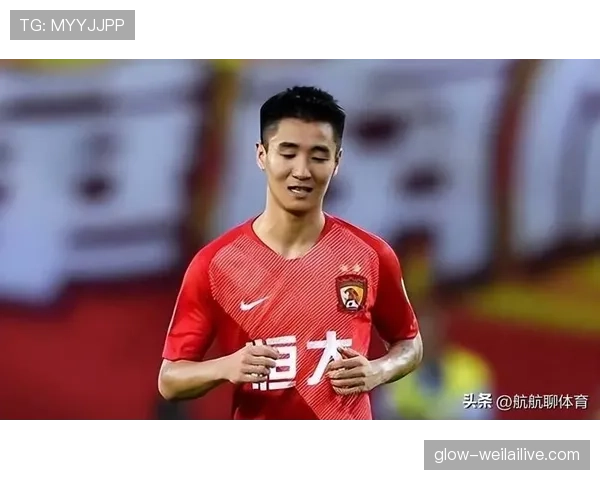 韦世豪又穿名牌却配一双掉了色的旧袜子，这是谁家的富二代啊？